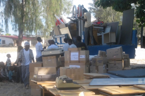 5,5 Tonnen Hilfsgüter werden abgeladen
