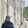 Thania Abraham Juma vor der Schule